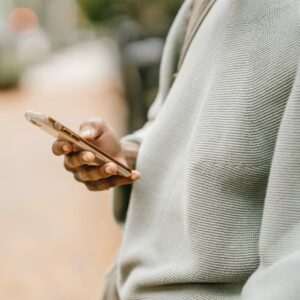 Fille en train de scroller sur son téléphone